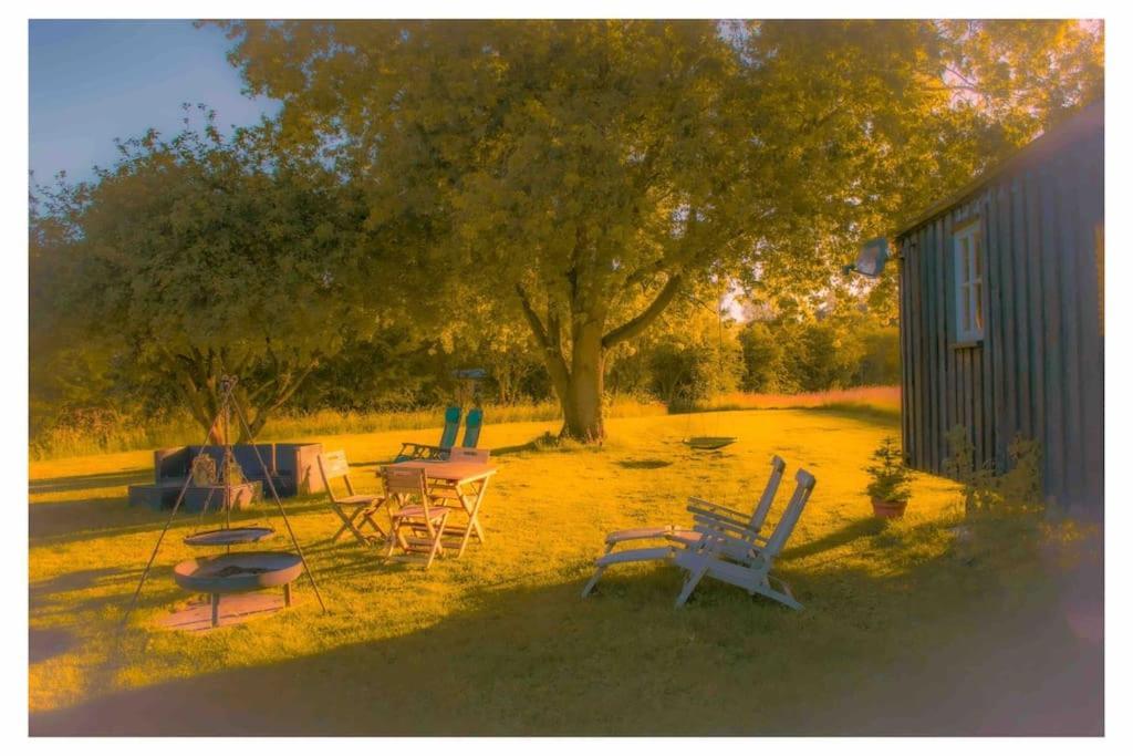 אשפורד Mountbatten Shepherds Hut & Buckhurst Shepherds Hut מראה חיצוני תמונה