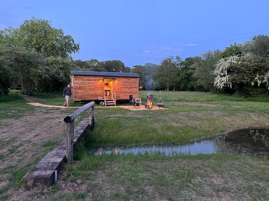 אשפורד Mountbatten Shepherds Hut & Buckhurst Shepherds Hut מראה חיצוני תמונה