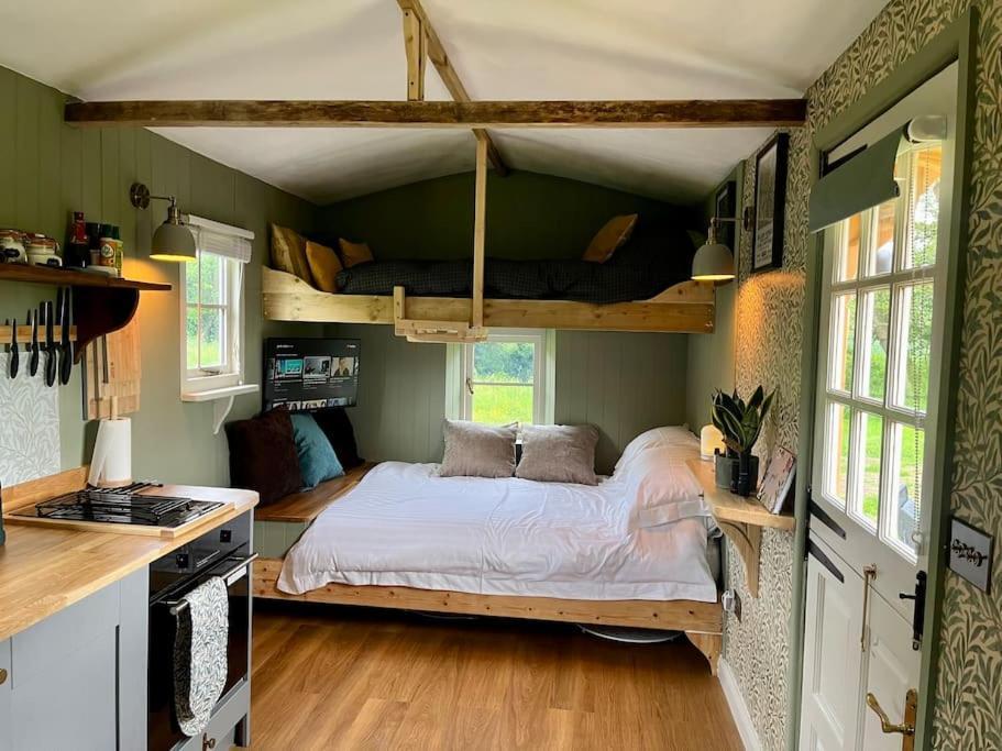אשפורד Mountbatten Shepherds Hut & Buckhurst Shepherds Hut מראה חיצוני תמונה